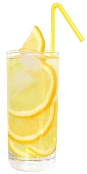 Lemoniada z kostkami lodu na białym tle — Zdjęcie stockowe