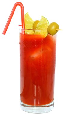 Limon dilimleri ve zeytin izole kokteyl bloody mary dekore edilmiştir