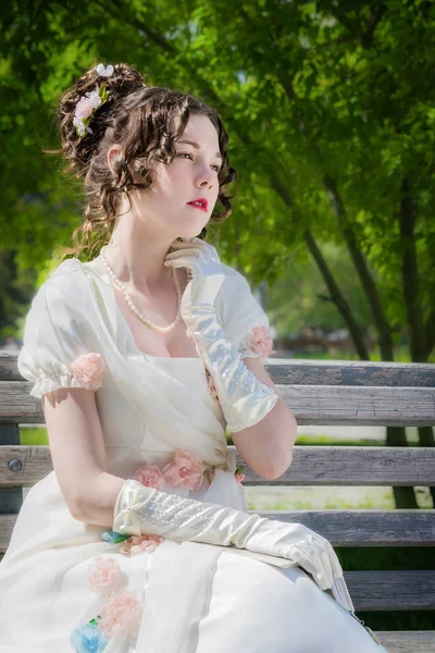 Retrato de mujer en vestido de novia con un libro en sus manos . —  Fotos de Stock