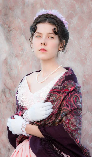 Romantisches Mädchen im Abendkleid steht in der Nähe einer Wand aus rosa — Stockfoto