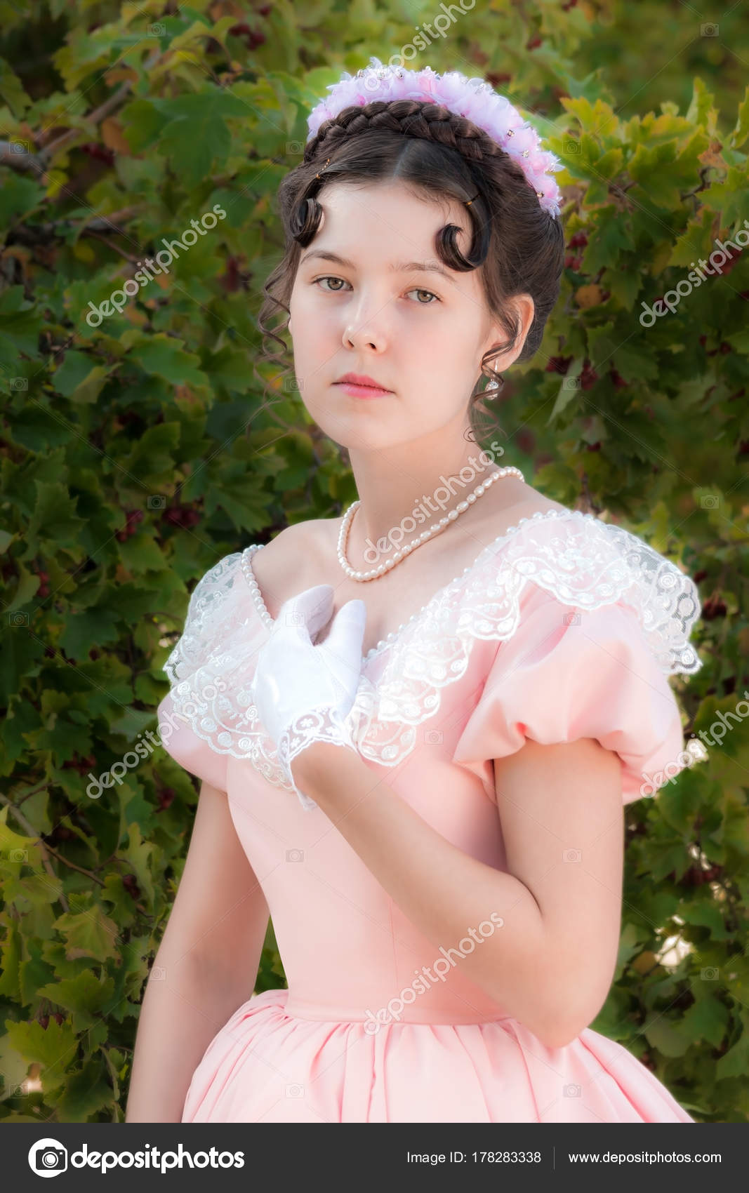 Jeune Romantique Une Le De Soirée Innocente Robe Dans Fille MVqUzSGp