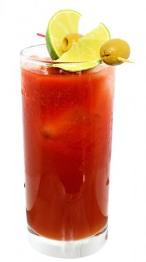 Limon dilimleri ve zeytin izole kokteyl bloody mary dekore edilmiştir