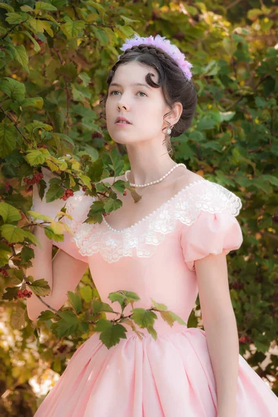 Romantica ragazza innocente in abito da sera in giardino — Foto Stock