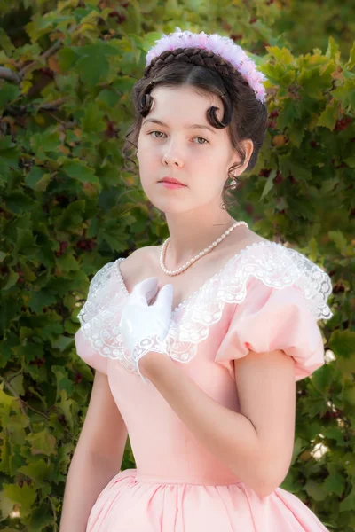 Romantiska oskyldig flicka i en aftonklänning i trädgården — Stockfoto
