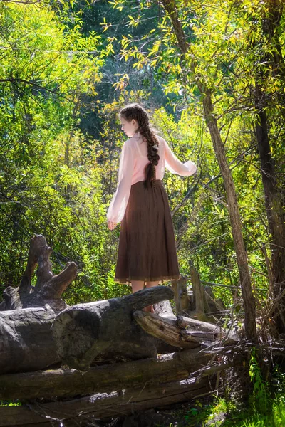 Hermosa chica vestida al estilo del boho al aire libre . — Foto de Stock