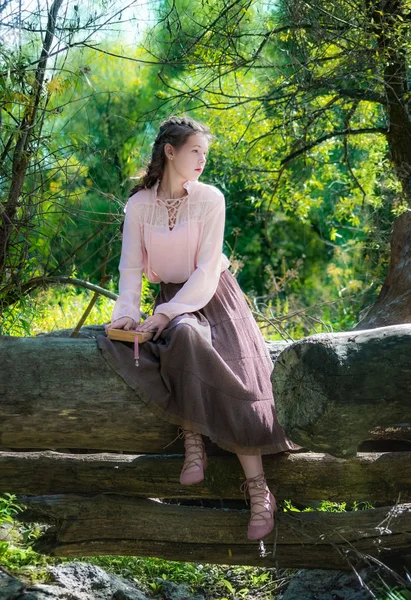 Fiatal nő egy stílus Boho olvasó, magány, az erdő — Stock Fotó