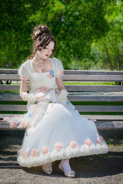 Fiatal boldog nő egy intelligens hosszú, fehér menyasszonyi ruha az olvasó b — Stock Fotó