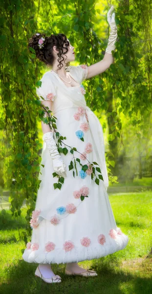 Schöne Frau Einem Vintage Brautkleid Einem Frühlingsgarten Zwischen Birkenzweigen Eingebettet — Stockfoto