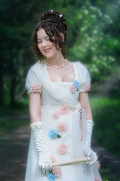 Lycklig kvinna musiker i en lång vit klänning med en flut — Stockfoto