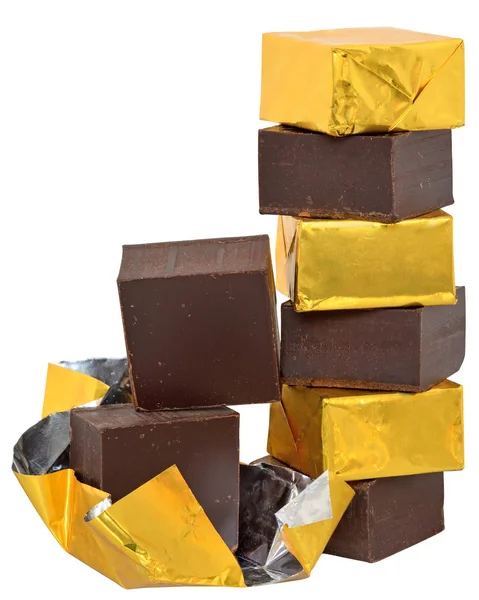 白い背景に分離された黄金の包装のチョコレートのキューブ — ストック写真