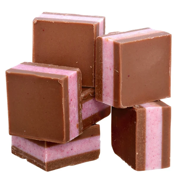 Dunkle Schokoladenwürfel mit Fruchtbeerencremefüllung isoliert — Stockfoto