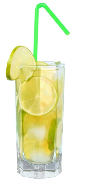 Cóctel mojito con lima y paja beber aislado — Foto de Stock