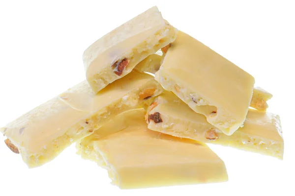 Bruten vit choklad med hela mandel nötter Isolerad — Stockfoto