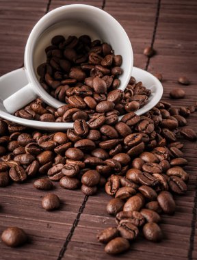 Kahve fincanı ve kahve çekirdekleri.