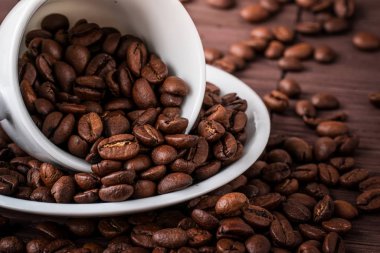 Kahve fincanı ve kahve çekirdekleri.