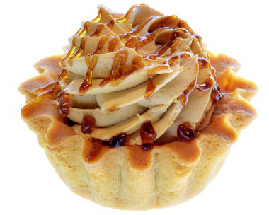 Kremalı tart ve karamel izole edilmiş.