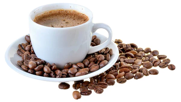 Чашка горячего кофе и разбрасывание кофейных зерен изолированы — стоковое фото