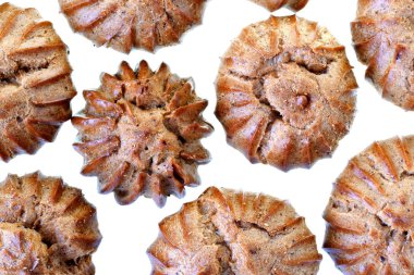 Bir yığın taze pişmiş kahverengi ekler izole edilmiş.