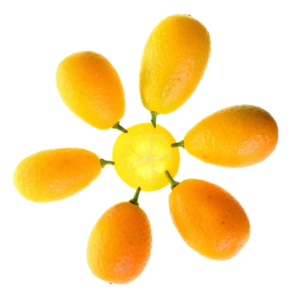 Groep verse kumquat close-up geïsoleerd. — Stockfoto