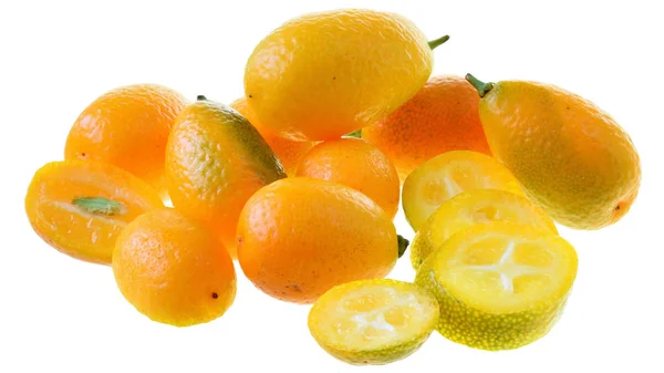 Grupo de kumquat fresco de cerca aislado . — Foto de Stock