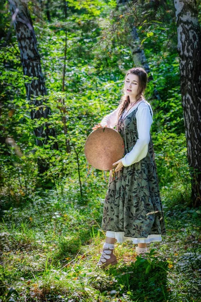 Ragazza strega esegue una danza rituale con un tamburello — Foto Stock
