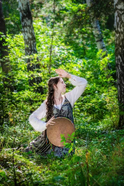 Fille sorcière effectue une danse rituelle avec un tambourin — Photo