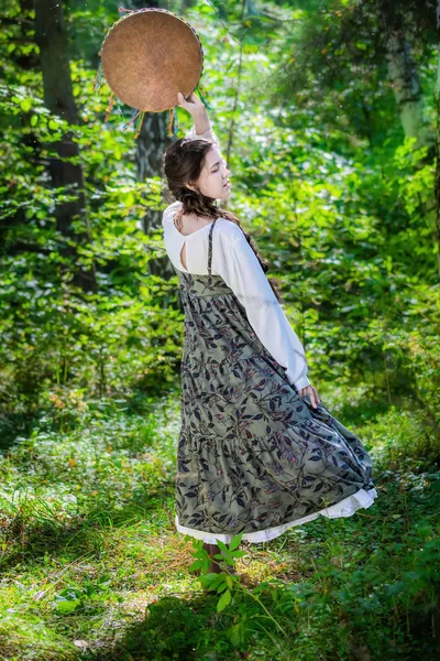 Ragazza strega esegue una danza rituale con un tamburello — Foto Stock