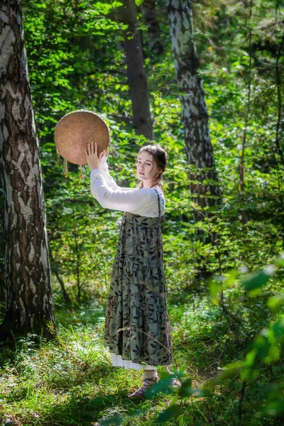 Ragazza strega esegue una danza rituale con un tamburello — Foto Stock