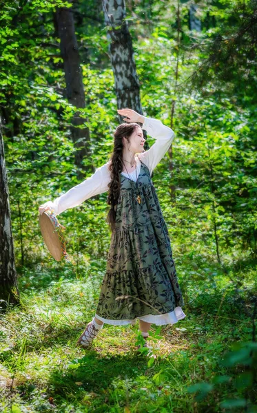 Ragazza strega esegue una danza rituale con un tamburello — Foto Stock