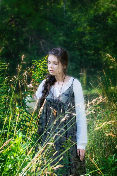 Menina do campo em um passeio na floresta . — Fotografia de Stock