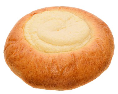 Süzme peynirli cheesecake yakın plan izole edilmiş.