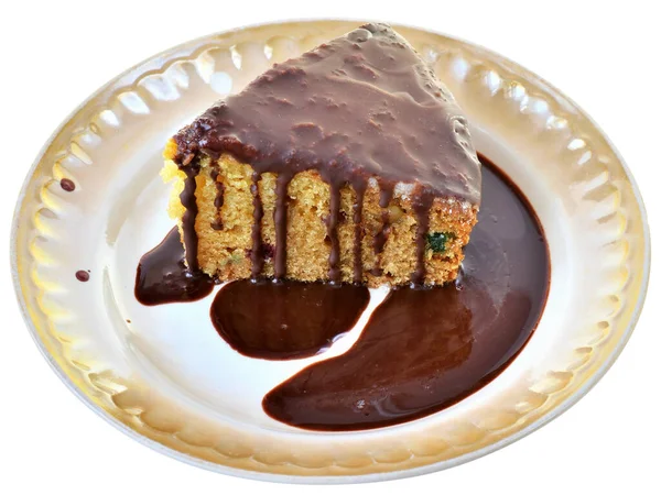 Pastel de esponja con glaseado de chocolate en un plato aislado — Foto de Stock
