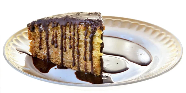 Pastel de esponja con glaseado de chocolate en un plato aislado — Foto de Stock