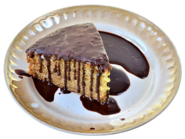 Pastel de esponja con glaseado de chocolate en un plato aislado — Foto de Stock