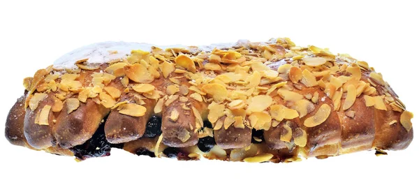 Сладкая булочка с сахаром и арахисовыми чипсами изолированы — стоковое фото