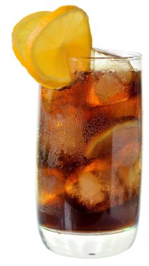 Buzlu kola ve beyaz arka planda izole edilmiş buzlu limon dilimleri..