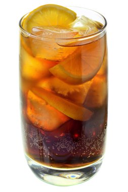 Buzlu kola ve beyaz arka planda izole edilmiş buzlu limon dilimleri..