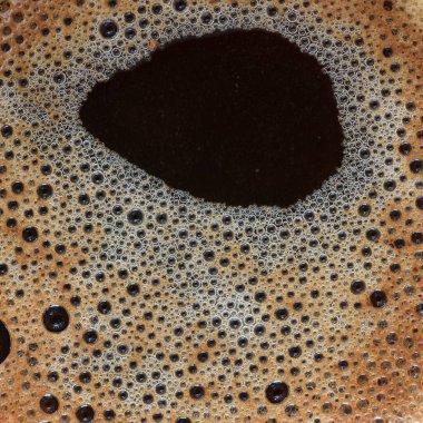 Kalın kahve köpüğü yakın plan üst görünümü.