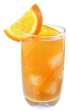 Beyaz arka planda portakal suyu ve buz küplü kokteyl..