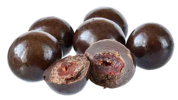 Kurutulmuş kirazlı çikolata topları beyaz arka planda izole edilmiş..