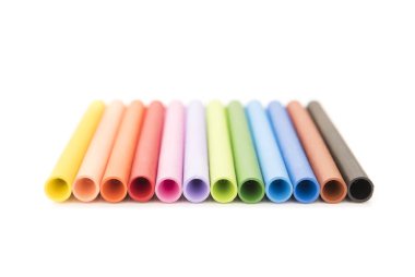 Beyaz arka plan üzerinde renkli boya kalemi grubu