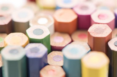 Bazı renkli kalemler yan görünüm