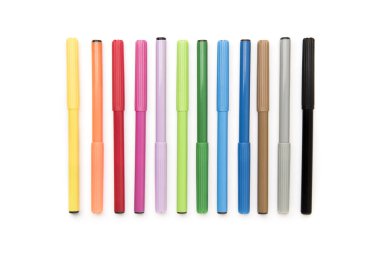 Beyaz arka plan üzerinde renkli işaretleyicileri görünümü top