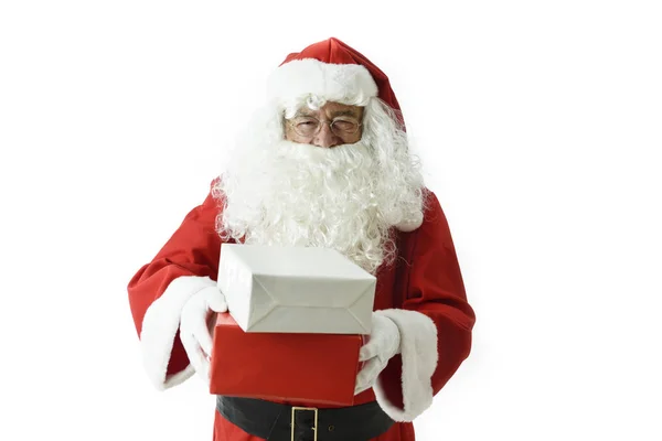 Santa Claus nos da algunos regalos con ambas manos —  Fotos de Stock