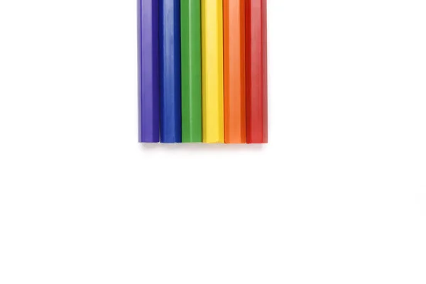 Alguns lápis fazendo bandeira LGBT no fundo branco — Fotografia de Stock