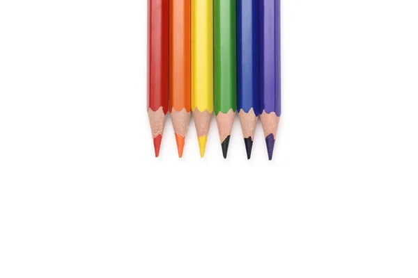 Alguns lápis fazendo bandeira LGBT no fundo branco — Fotografia de Stock