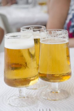 Bira bardakları masada, yakın plan..