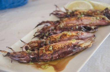 Kalamarlar beyaz tabakta