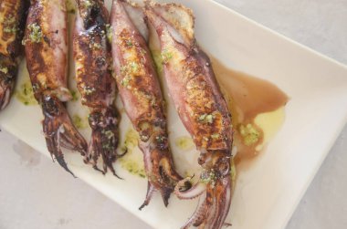 Kalamarlar beyaz tabakta