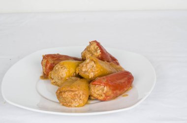 Beyaz tabakta biber dolması